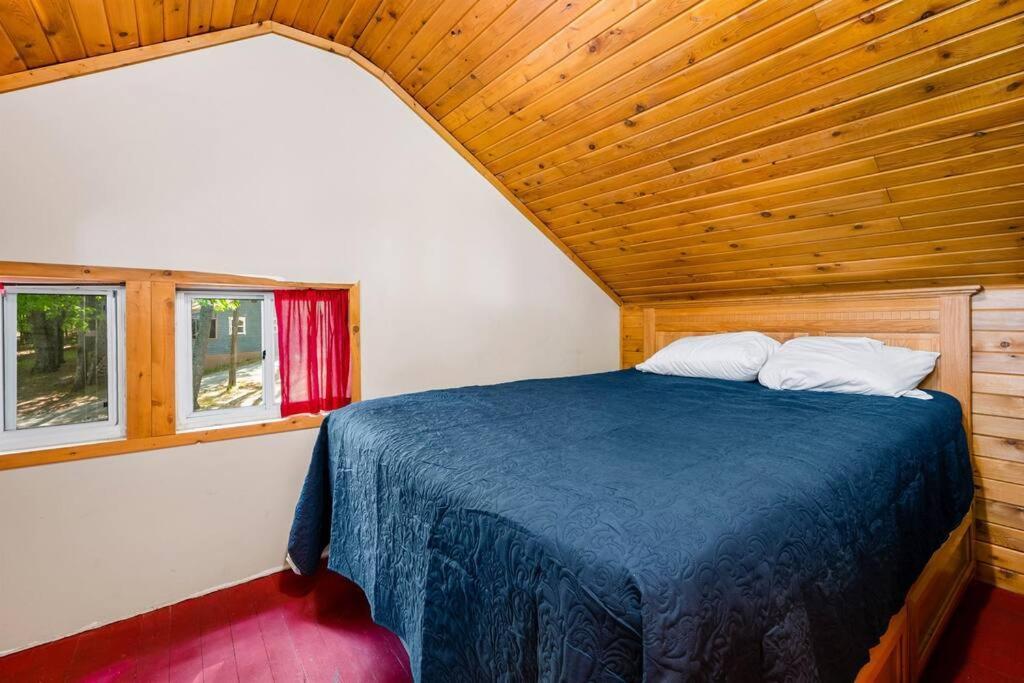 Cabin On Beautiful Arbutus Lake Near Traverse City Exterior foto