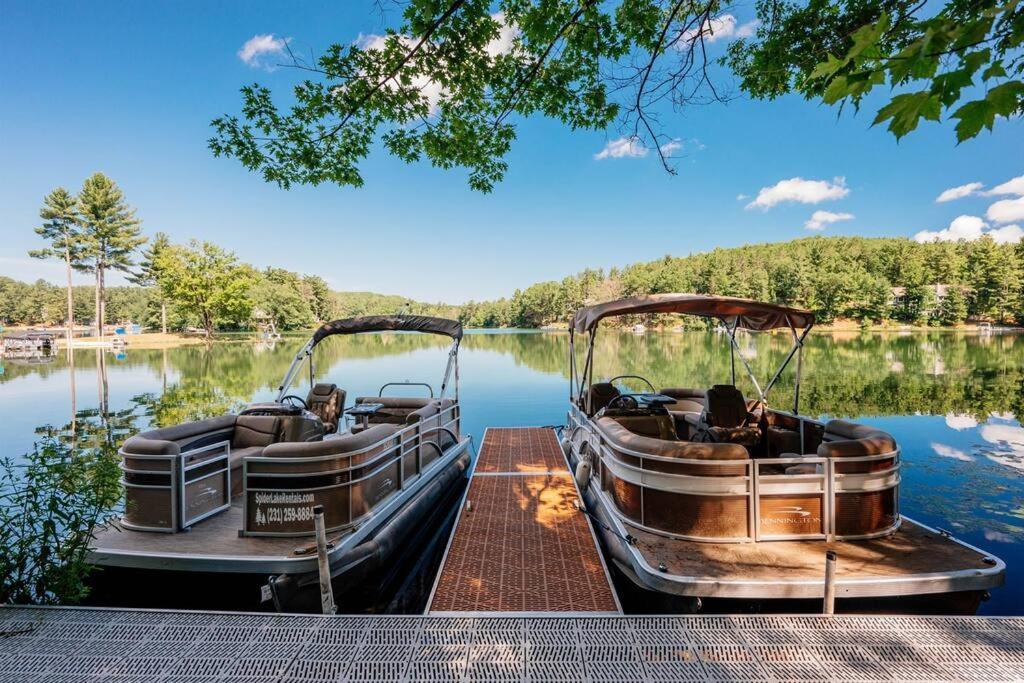 Cabin On Beautiful Arbutus Lake Near Traverse City Exterior foto